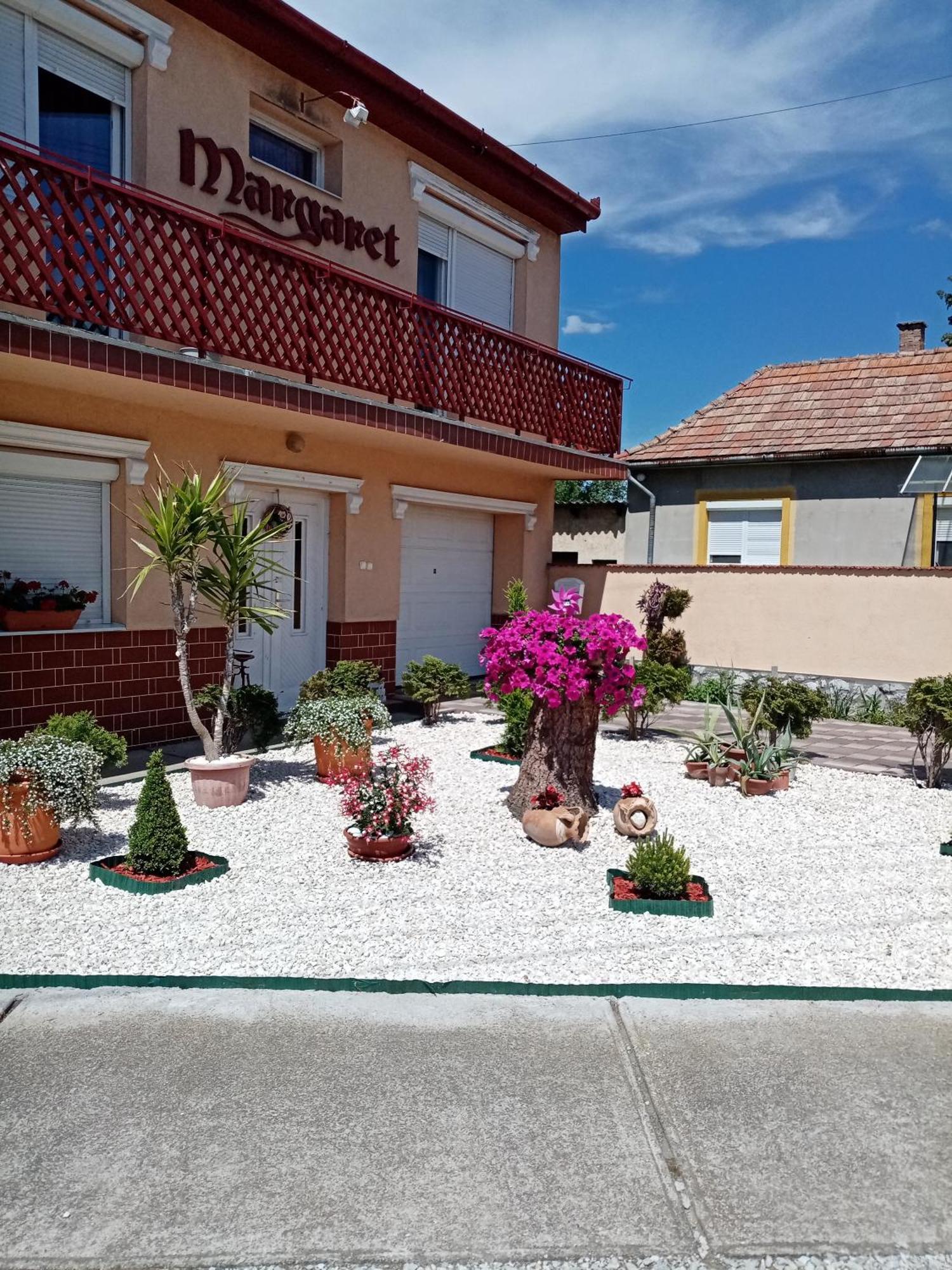 Margaret Apartman Egerszalók Buitenkant foto